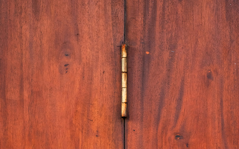 Puerta que No Cierra Bien: Ajuste de Bisagras Sin Carpintero